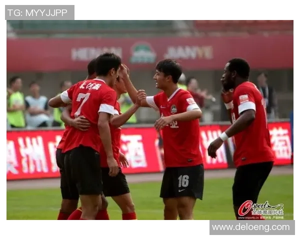 上港与河南建业激战正酣比分悬念引人关注赛事精彩纷呈
